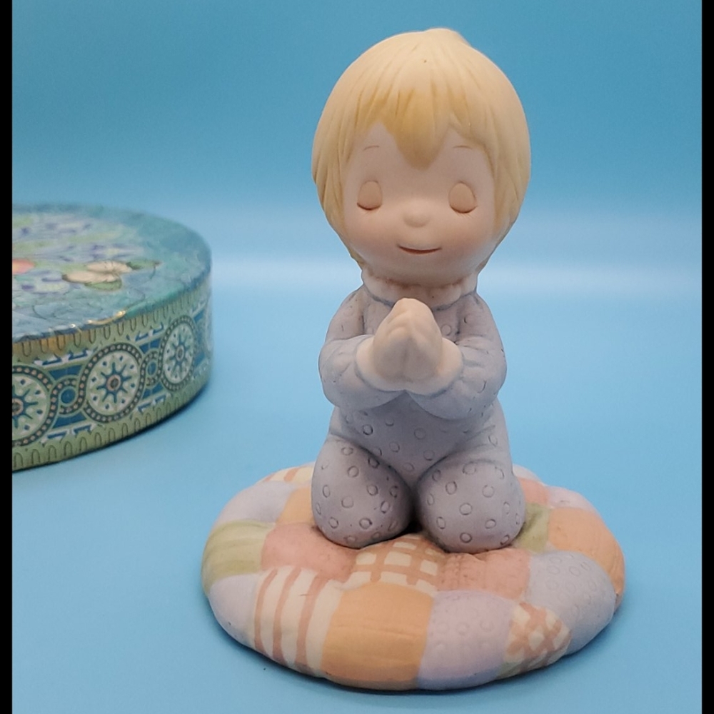 BETSEY CLARK HALLMARK figurine of child 'Just sending a little prayer your way' - Picture 4 of 8